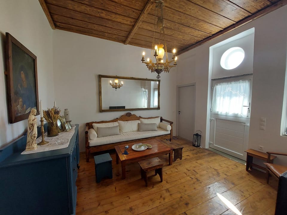 Photo of the whole room, Seating area, Dining area