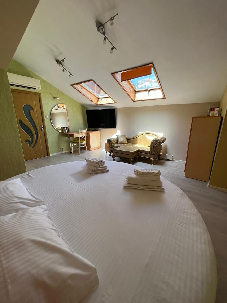 Bed, Living room, Photo of the whole room, Seating area, Bedroom, towels