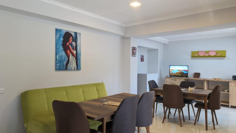 Restaurant/places to eat, TV and multimedia, Seating area, Dining area