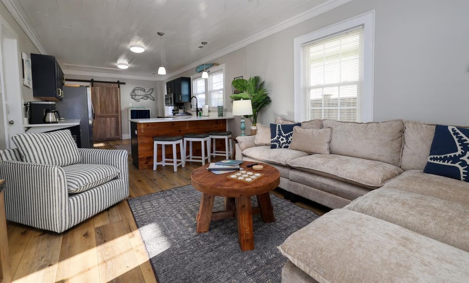 Charming Beach Cottage-1 block to beachboardwalk House in Carolina Beach