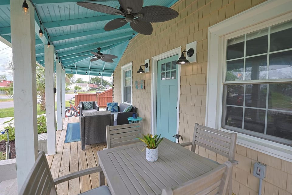 Charming Beach Cottage-1 block to beachboardwalk House in Carolina Beach