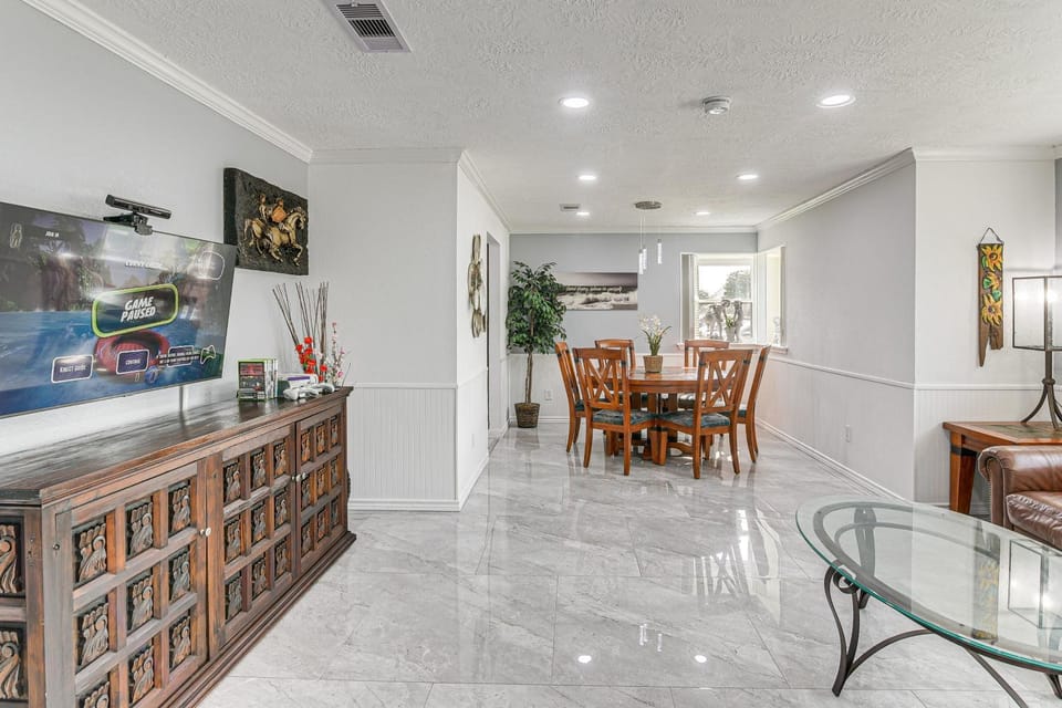 ~ 2 Blocks to Beach: Galveston Group Getaway! House in Galveston Island