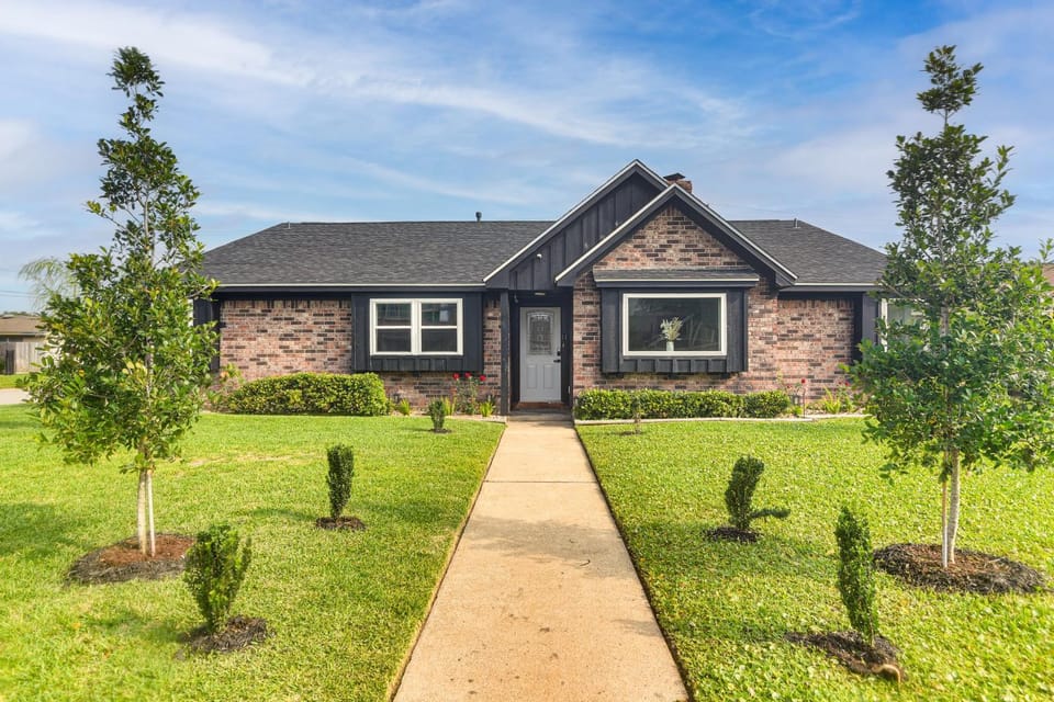 ~ 2 Blocks to Beach: Galveston Group Getaway! House in Galveston Island