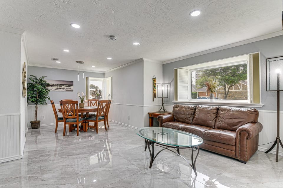~ 2 Blocks to Beach: Galveston Group Getaway! House in Galveston Island