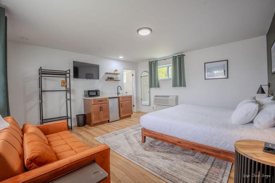 Bed, TV and multimedia, Photo of the whole room, Seating area, Bedroom, microwave