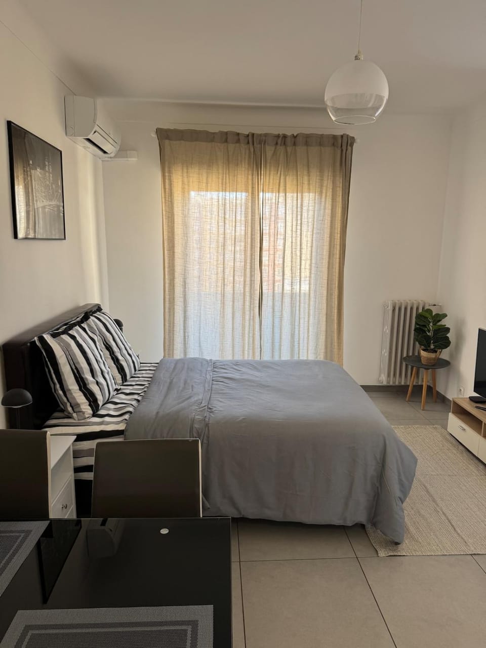 Bed, Living room, Photo of the whole room, air conditioner
