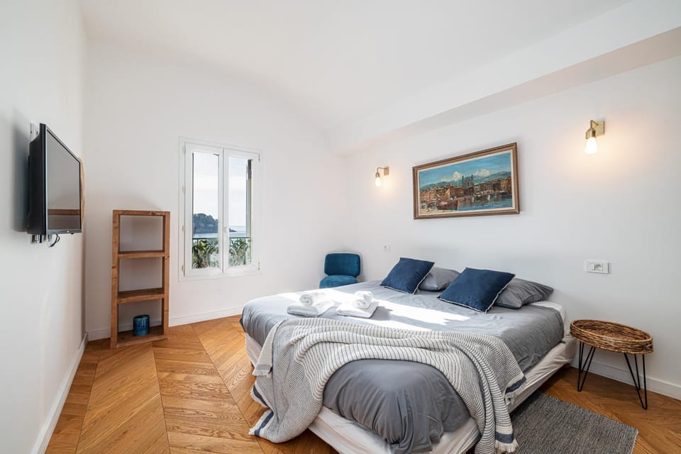 Bed, TV and multimedia, Photo of the whole room, Bedroom