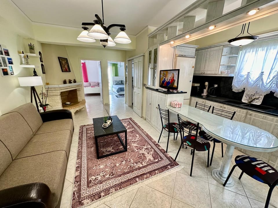 TV and multimedia, Kitchen or kitchenette, Living room, Seating area, Dining area, fireplace