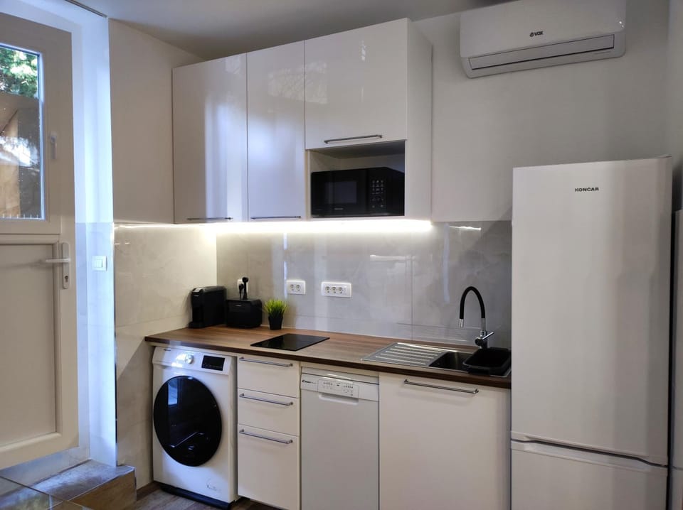 Property building, Kitchen or kitchenette, dishwasher, washing machine