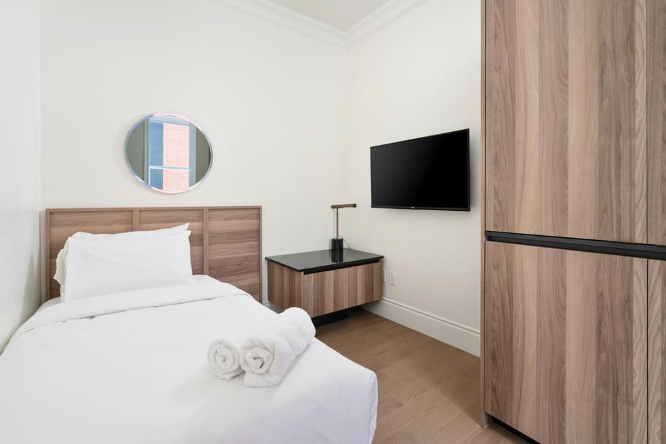 Bed, TV and multimedia, Photo of the whole room