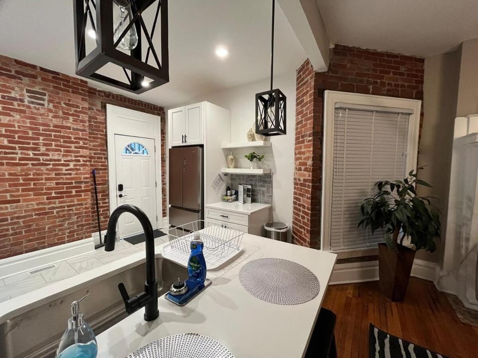 2 BR Totally Renovated and Chic Apartment in Ohio