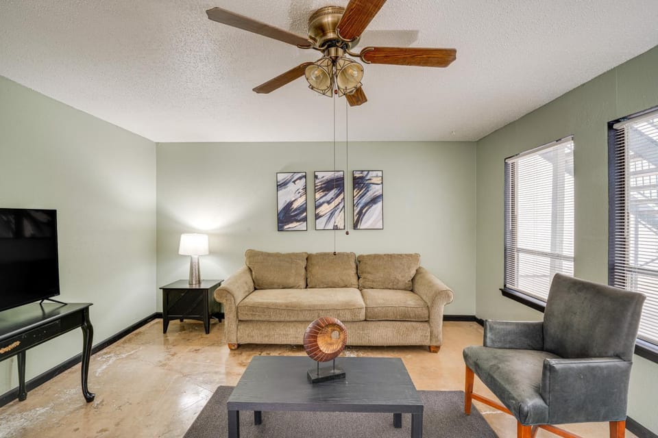 3 Mi to Dtwn Dallas: Walkable Couples Retreat House in Dallas