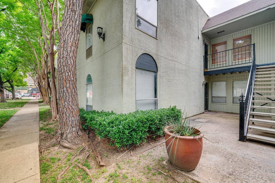 3 Mi to Dtwn Dallas: Walkable Couples Retreat House in Dallas