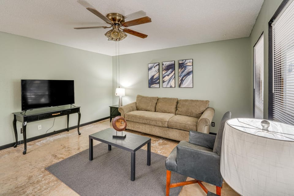 3 Mi to Dtwn Dallas: Walkable Couples Retreat House in Dallas