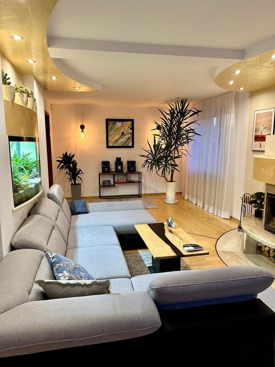 TV and multimedia, Living room, Seating area, Dining area