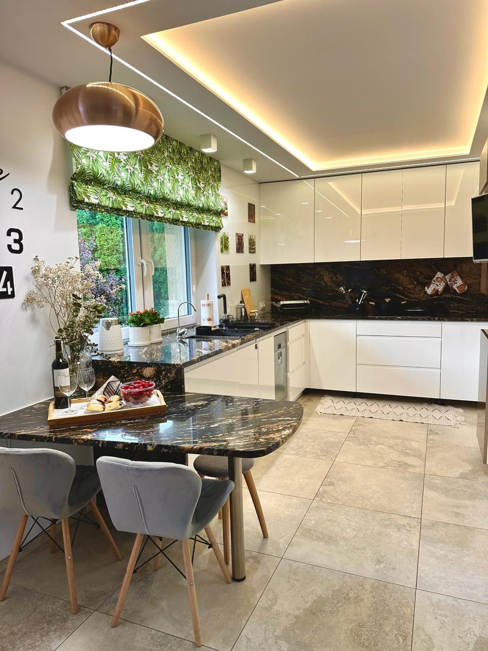 Kitchen or kitchenette, Dining area, stove