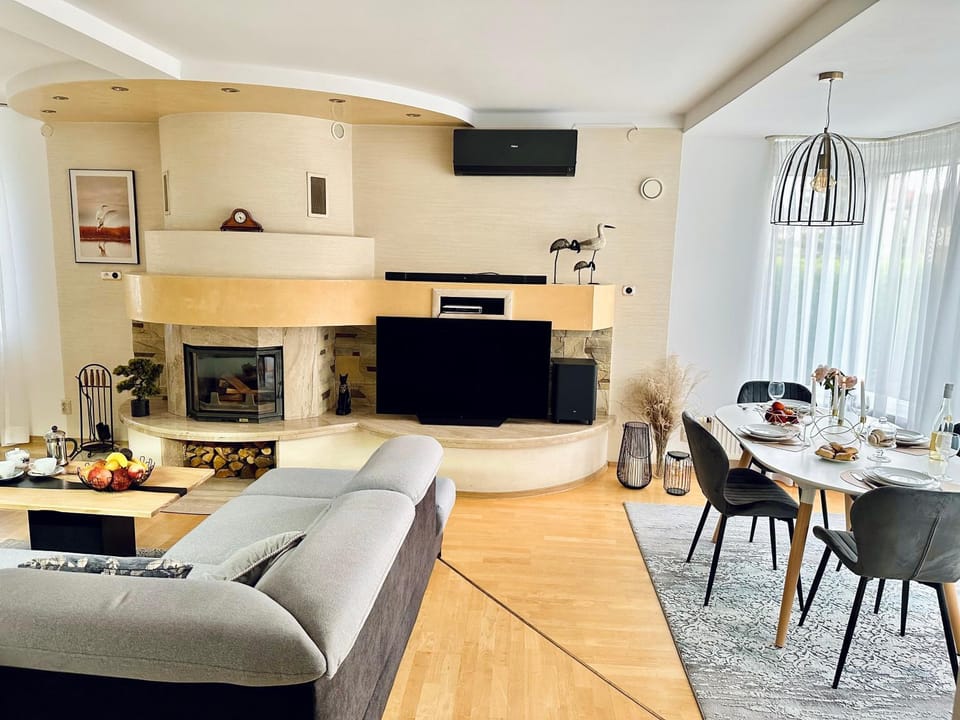 Communal lounge/ TV room, TV and multimedia, Kitchen or kitchenette, Living room, Seating area, Dining area, Evening entertainment