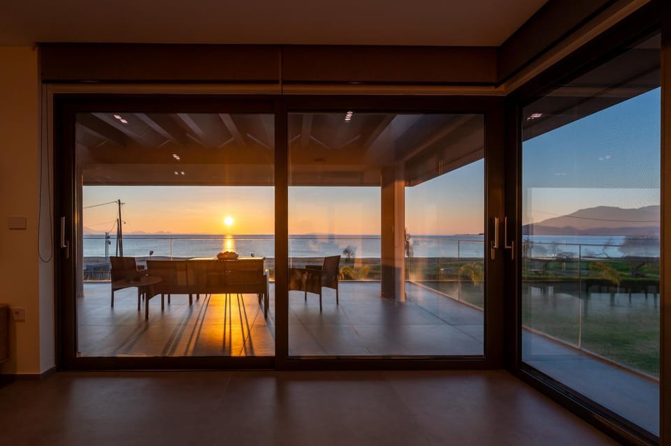 Natural landscape, Balcony/Terrace, Living room, Beach, Mountain view, Sea view, Sunrise