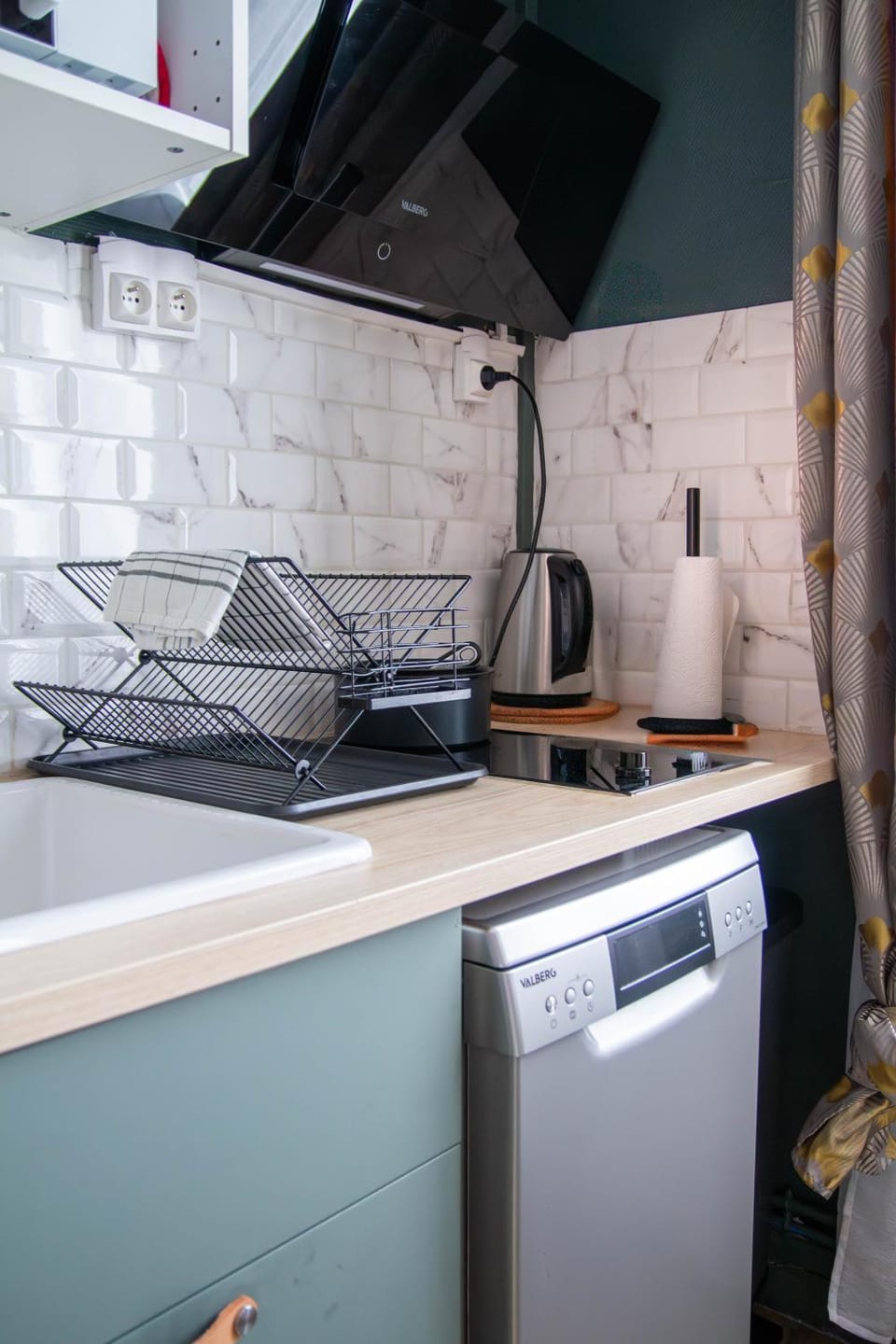 Kitchen or kitchenette, dishwasher, minibar, stove