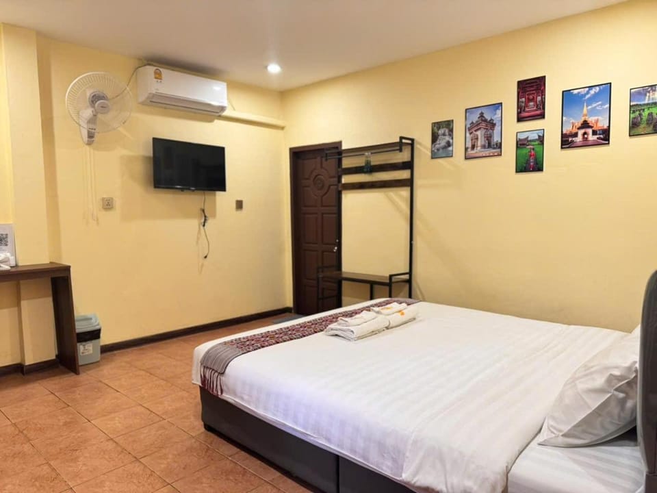Bed, TV and multimedia, Photo of the whole room, air conditioner