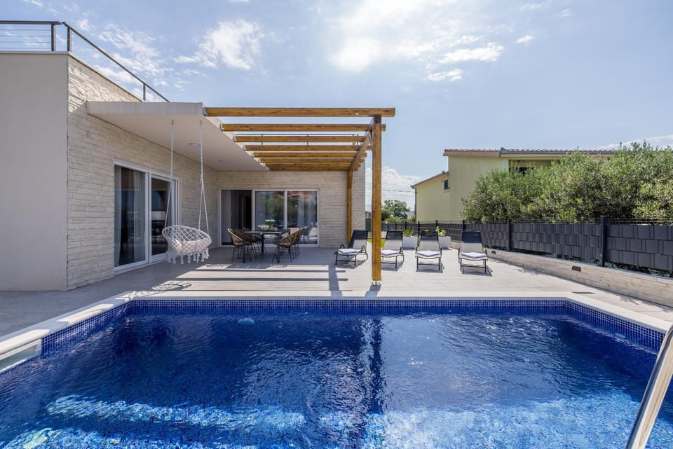 Swimming pool, sunbed