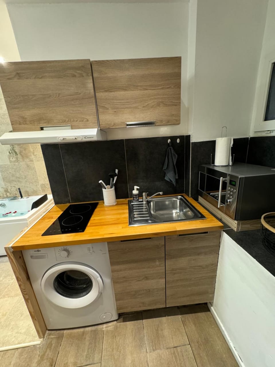 Kitchen or kitchenette, pet friendly, stove, washing machine