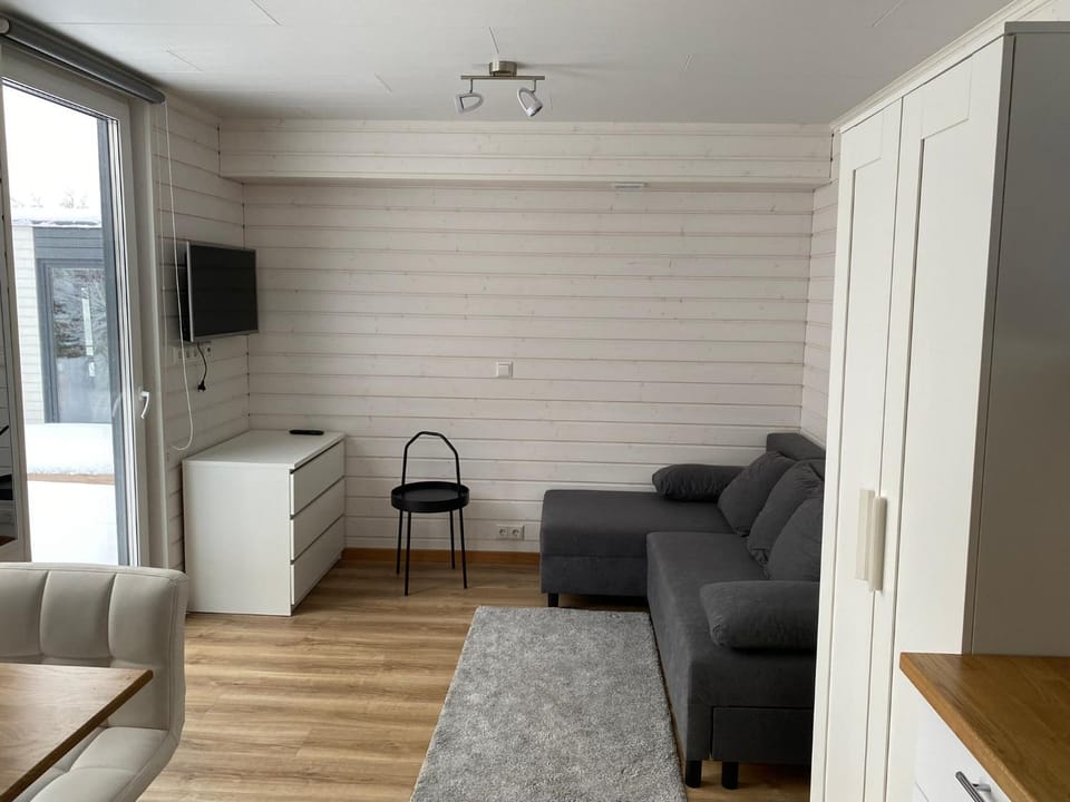 Bed, TV and multimedia, Seating area
