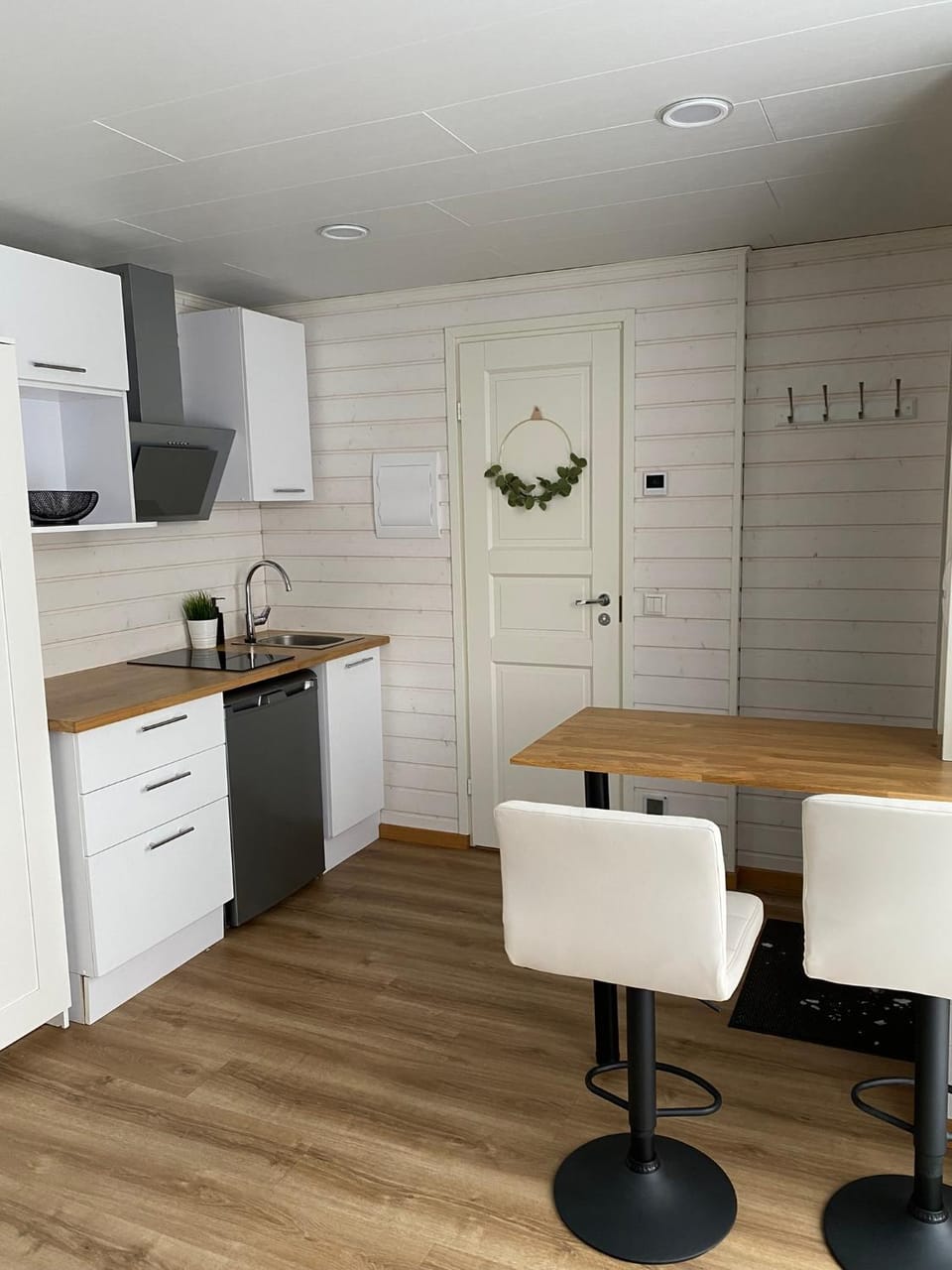 Kitchen or kitchenette, Dining area, stove