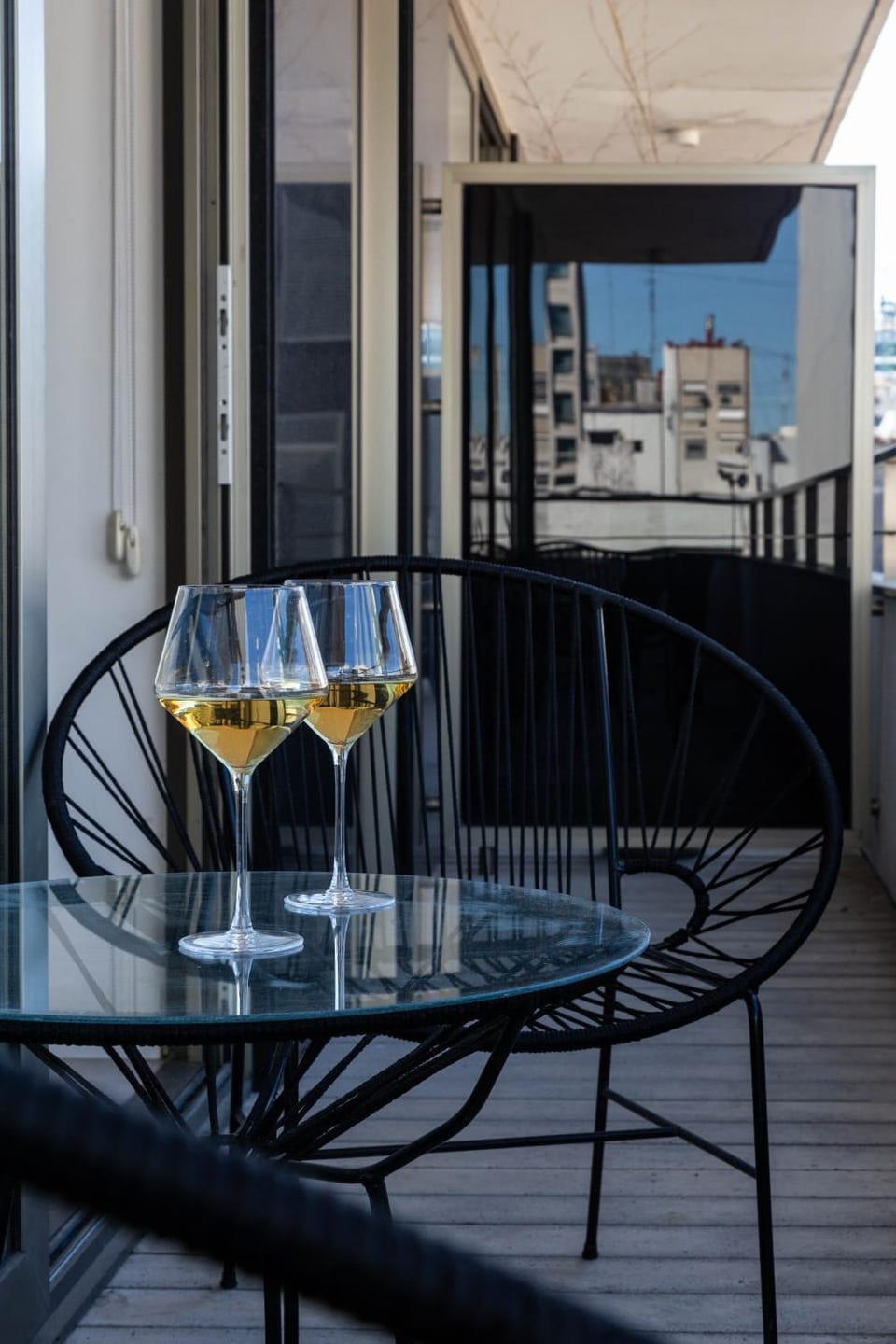 Patio, Day, View (from property/room), Balcony/Terrace, Living room, Food and drinks, Seating area, Dining area, Drinks, Alcoholic drinks
