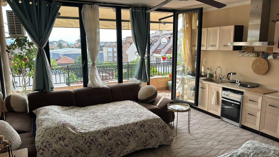 Kazanlak DOWNTOWN Central Apartment Guesthouse with Full Kitchen, Panoramic Views, Self Check-in & Free Parking, Best Value! Apartment in Stara Zagora, Bulgaria