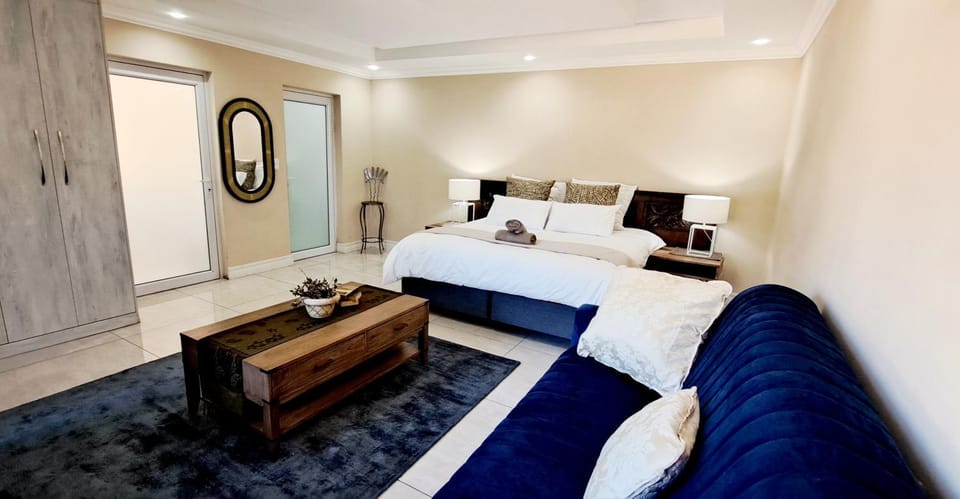 Bed, Bathroom, Seating area, Bedroom, Pool view, Pool view, Swimming pool, Parking, heating, internet, internet, towels, wardrobe