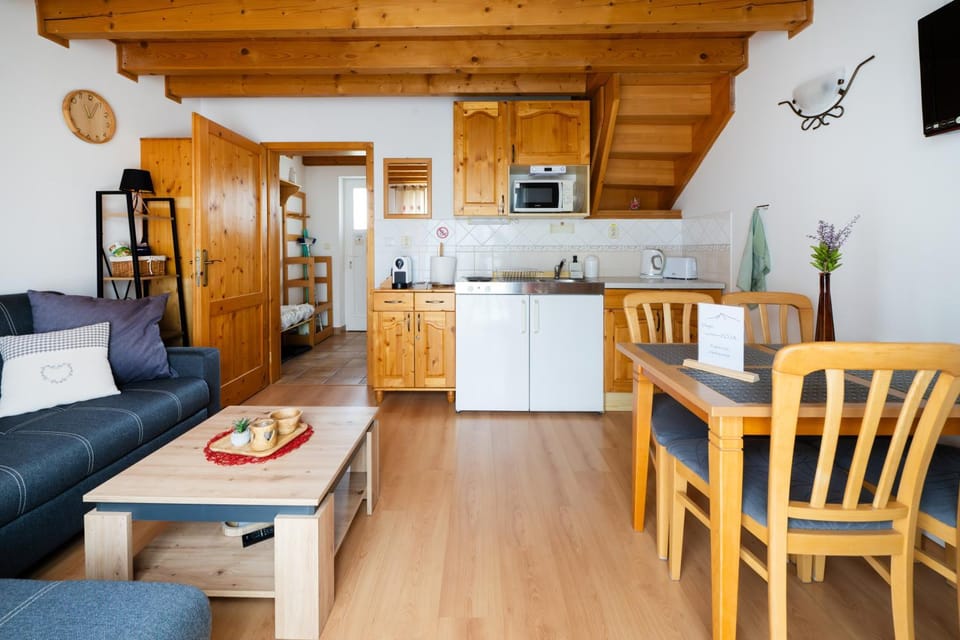 TV and multimedia, Kitchen or kitchenette, Living room, Seating area, Breakfast, stove