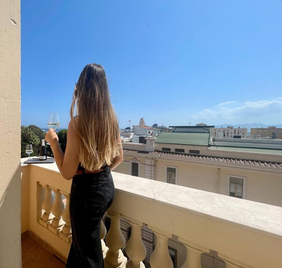 People, View (from property/room), Balcony/Terrace