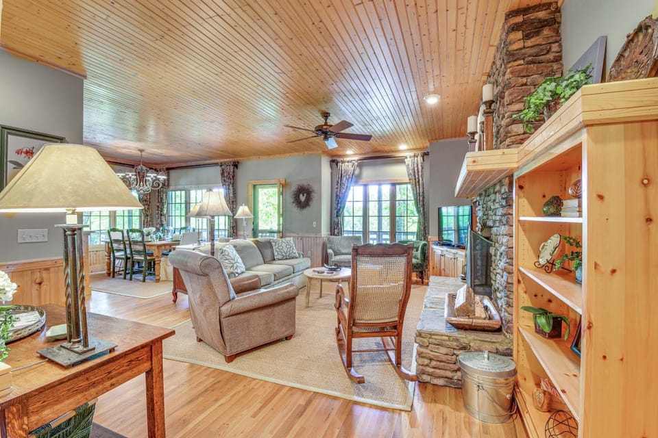 ‘Mountain Time’ Cashiers Condo w/ Deck & Views! House in Lake Glenville