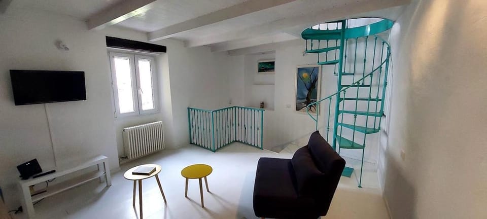 TV and multimedia, Living room, Seating area, Bedroom