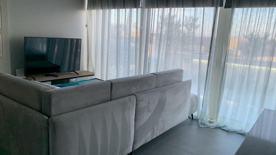 TV and multimedia, Living room, Photo of the whole room, Seating area, Evening entertainment