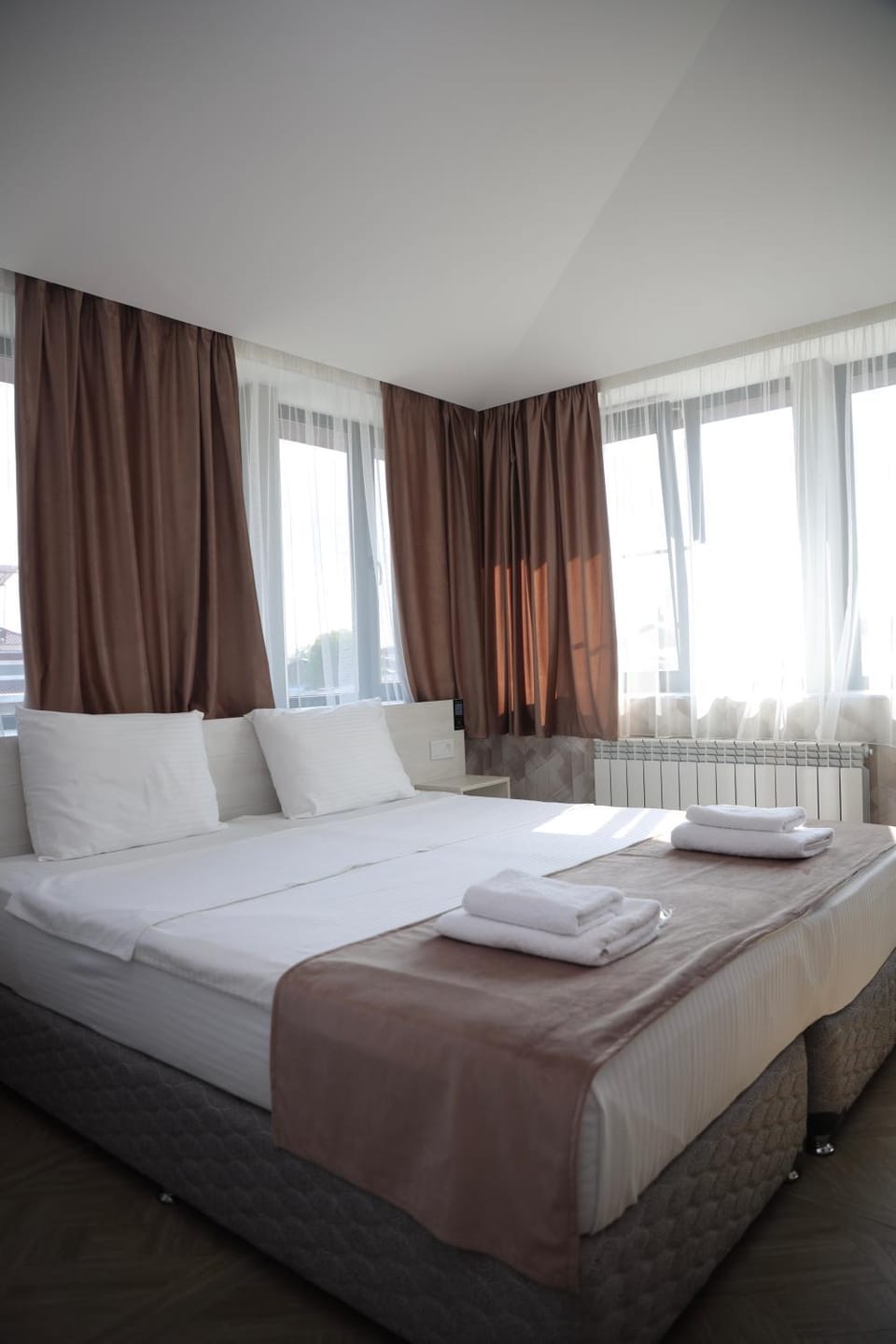 Bed, Photo of the whole room, City view