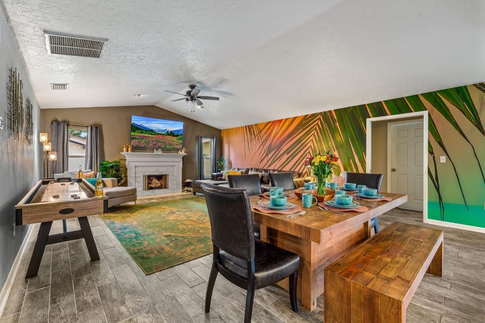 TV and multimedia, Living room, Food and drinks, Seating area, Dining area, fireplace
