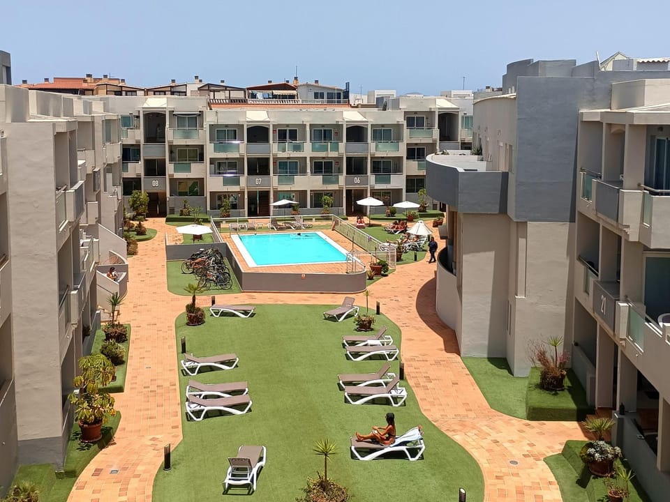 Property building, Day, Pool view, Swimming pool, sunbed