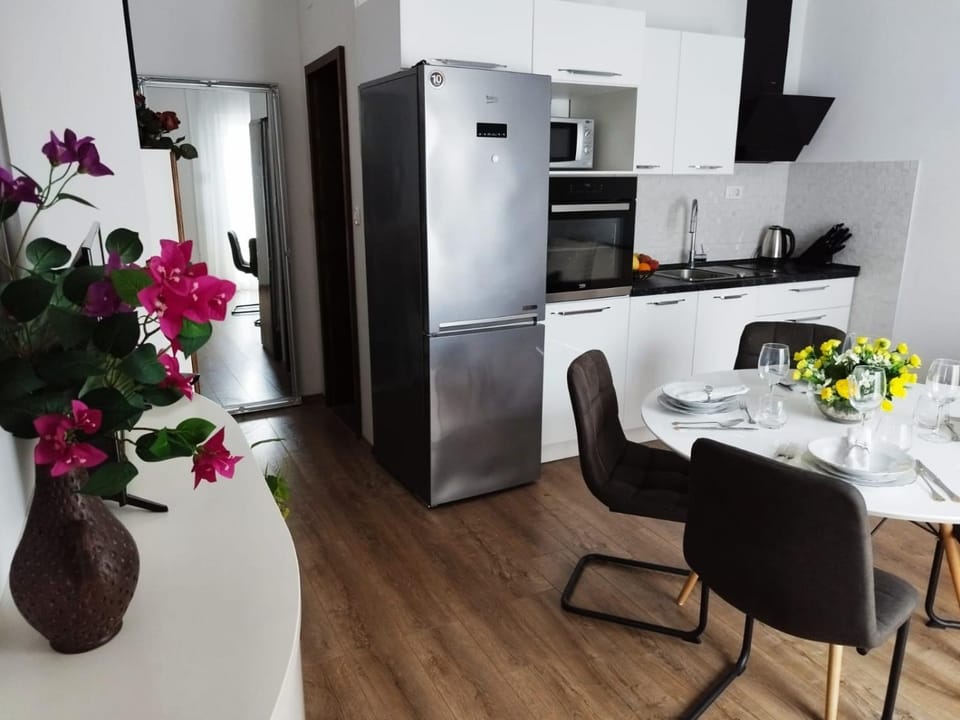Kitchen or kitchenette, Living room, Seating area, Dining area, oven, stove