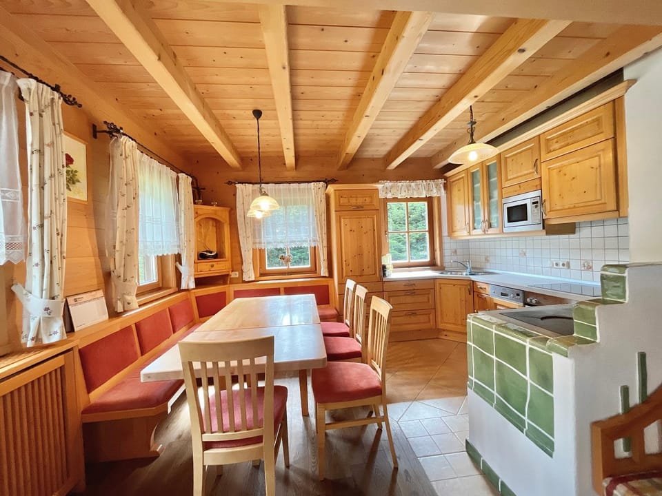 Communal lounge/ TV room, Seating area, Dining area, Communal kitchen, fireplace, stove, kitchen