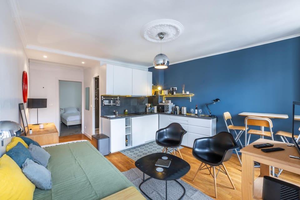 Kitchen or kitchenette, Living room, Seating area, Dining area