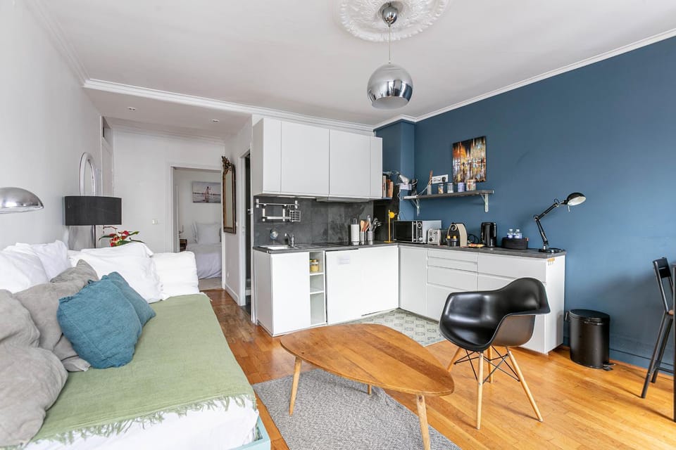 Communal lounge/ TV room, Kitchen or kitchenette, Living room, Seating area, stove, kitchen