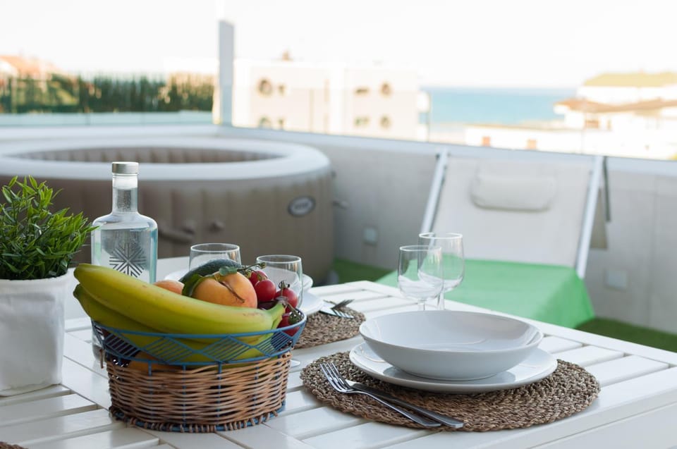 Hot Tub, View (from property/room), Dining area, City view, Sea view