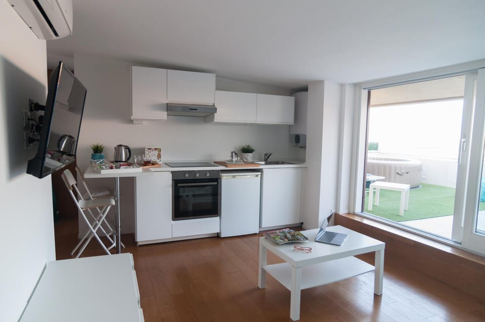 TV and multimedia, Kitchen or kitchenette, Dining area, oven, stove