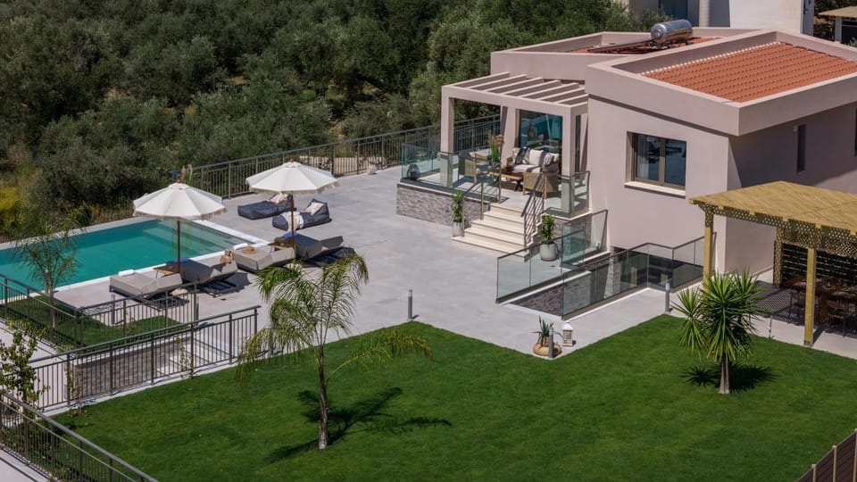 Property building, Day, Garden, Pool view, Swimming pool, sunbed