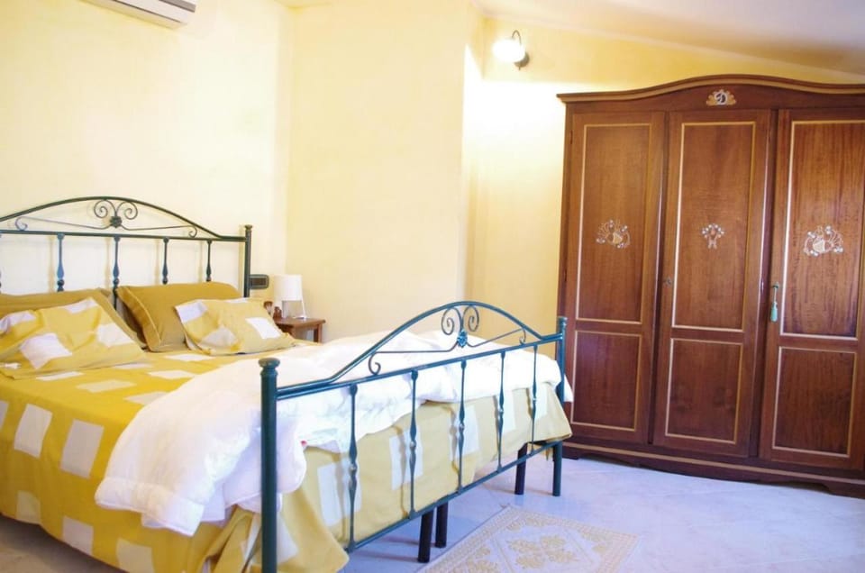 MOTO & BIKE B&B - PARCHEGGIO INTERNO PER MOTO E BICI - CAMERE CON BAGNO PRIVATO - ENERGETIC BREAKFAST Extra Bed and Breakfast in Sardinia