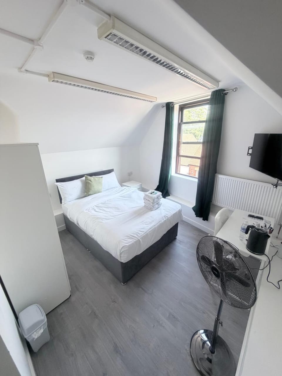 Bed, TV and multimedia, Photo of the whole room, Bedroom