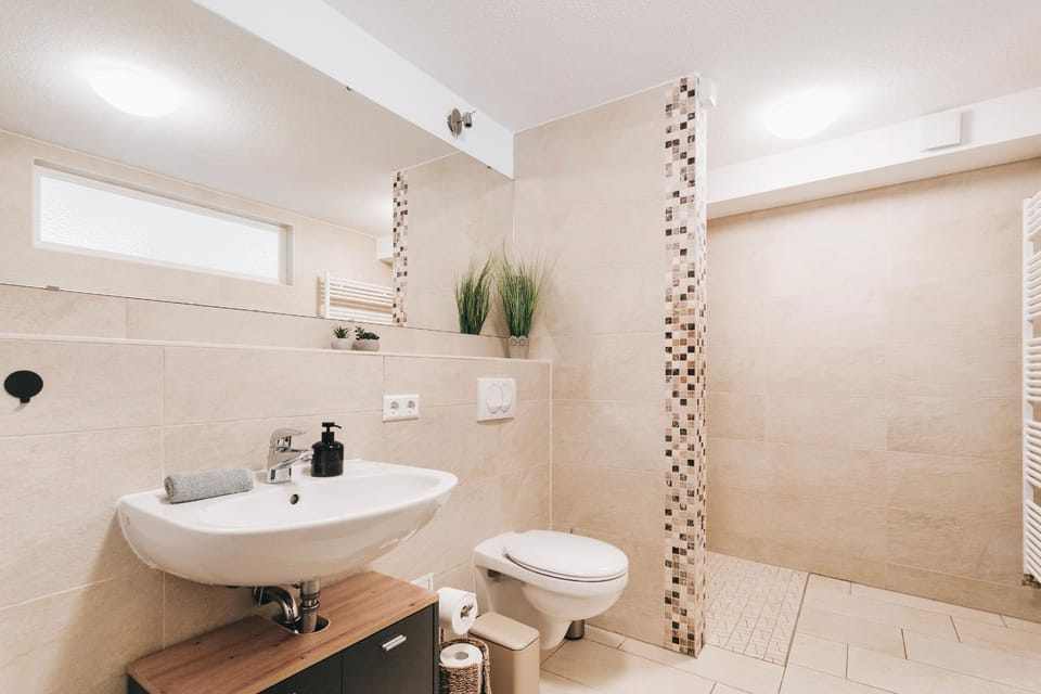 Shower, Toilet, Bathroom, towels