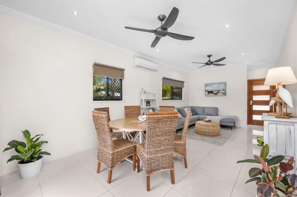 Seating area, Dining area
